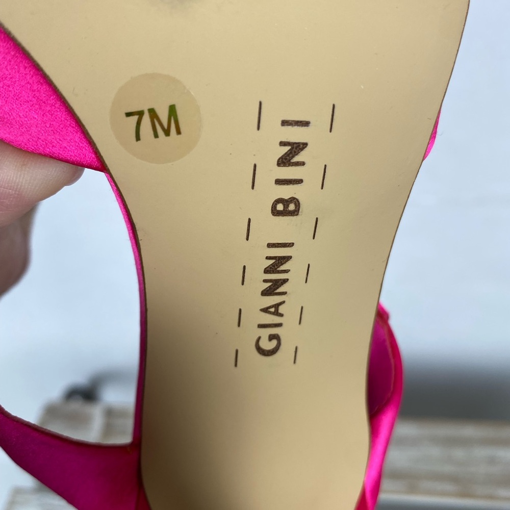 Gianni Bini Hot Pink Fuschia Satin jeweled heels with curvy heel size 7M Barbie - Picture 10 of 13